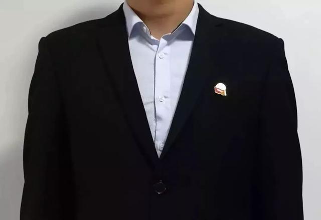 如何正确佩戴党员徽章