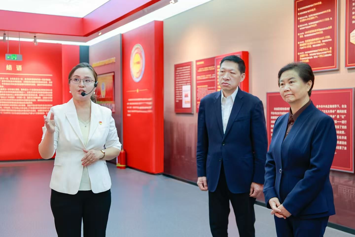 胡达古拉在呼和浩特民族学院调研