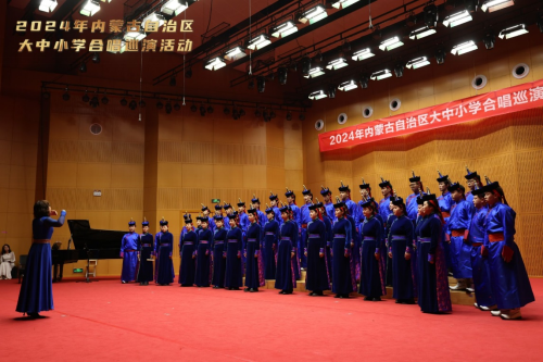 呼和浩特民族学院“奈日乐”合唱团参加...