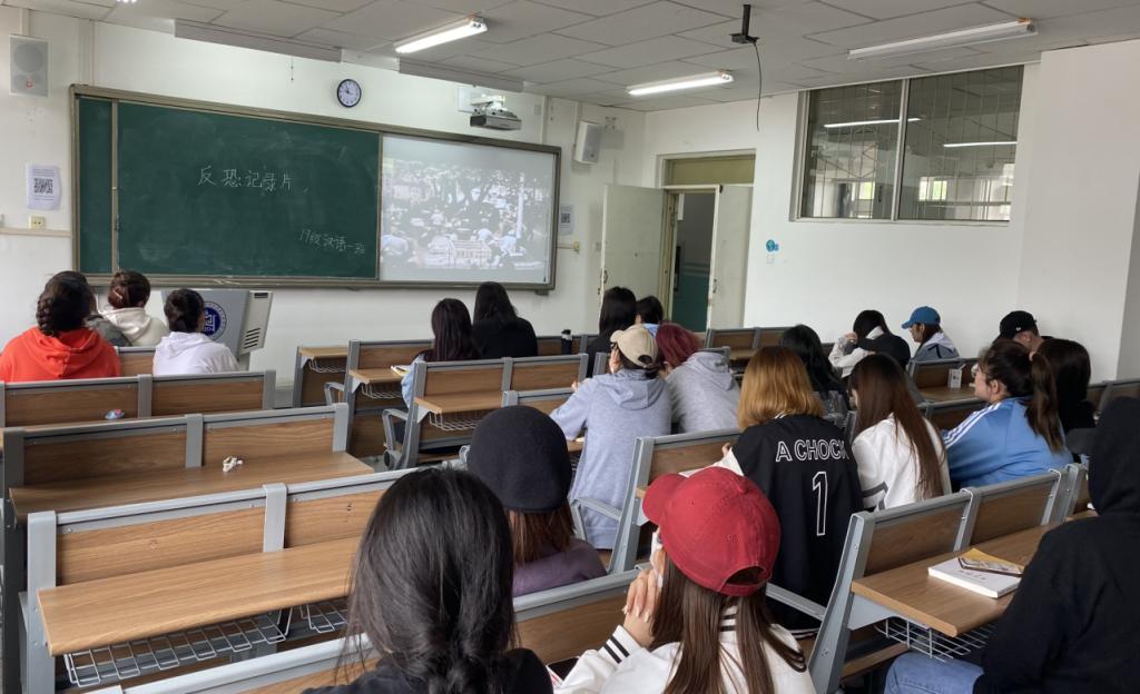 文学院组织全体学生观看新疆反恐纪录片