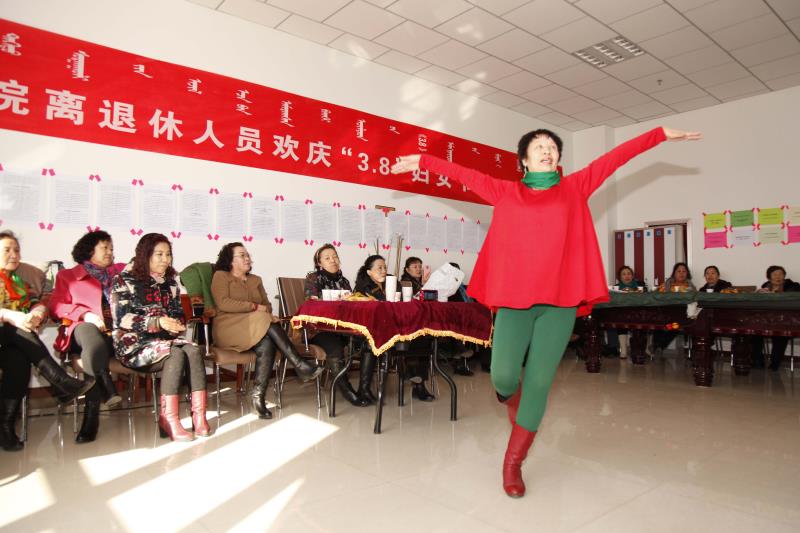 我校举办离退休人员欢庆"3.8"妇女节娱乐活动