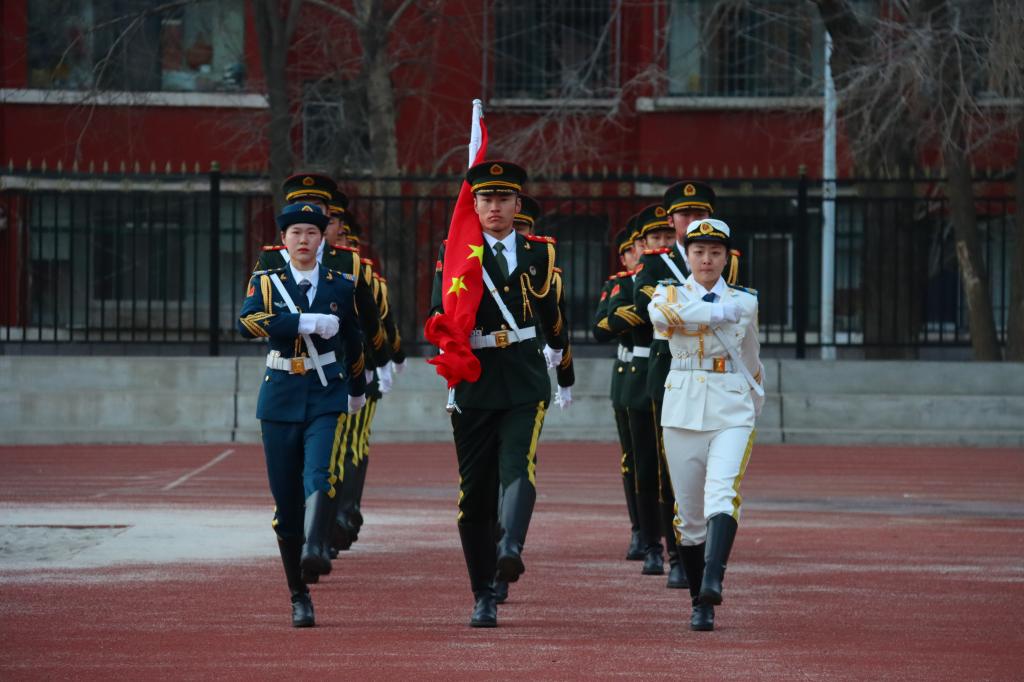 学校举行“开学第一课”主题升国旗仪式