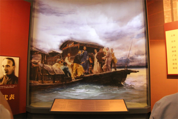 一大会议中途遭到法国租界巡捕的骚扰,被迫转移到南湖的这条红船上.