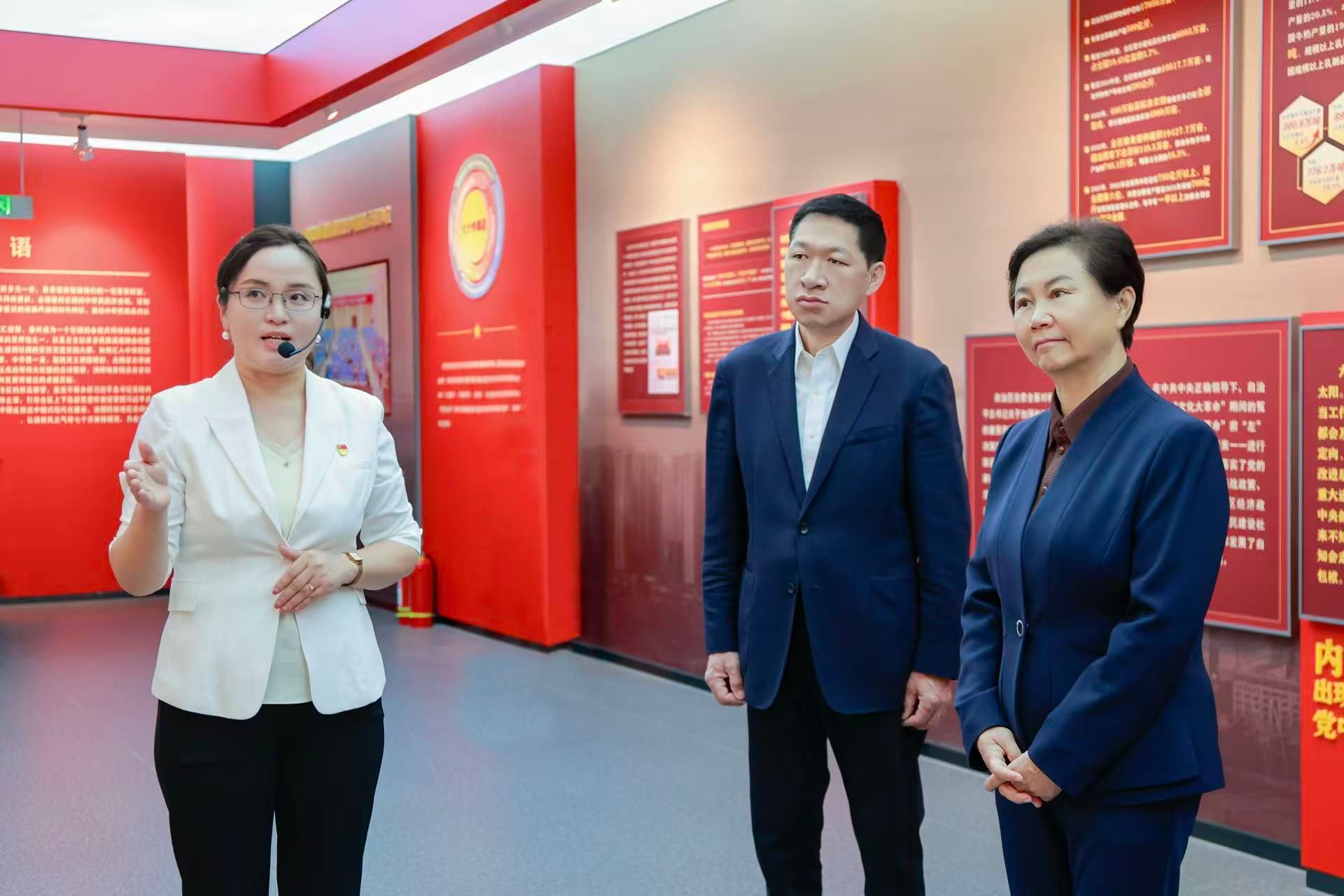 胡达古拉在呼和浩特民族学院调研