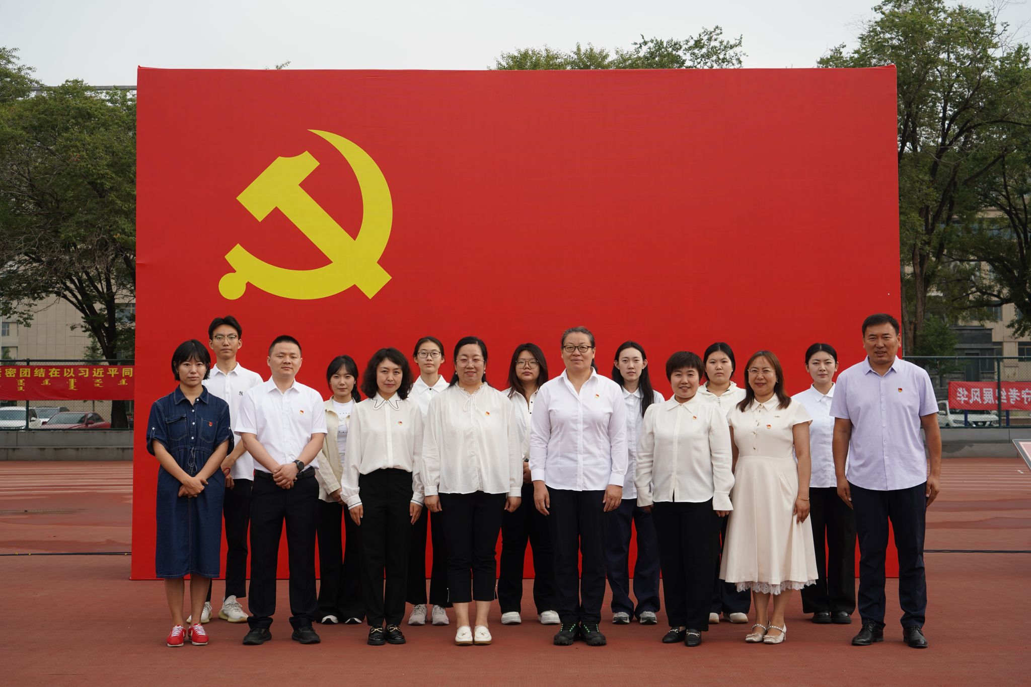 教育学院师生代表参加学校“七一”升国旗暨新党员宣誓、老党员重温誓词活动