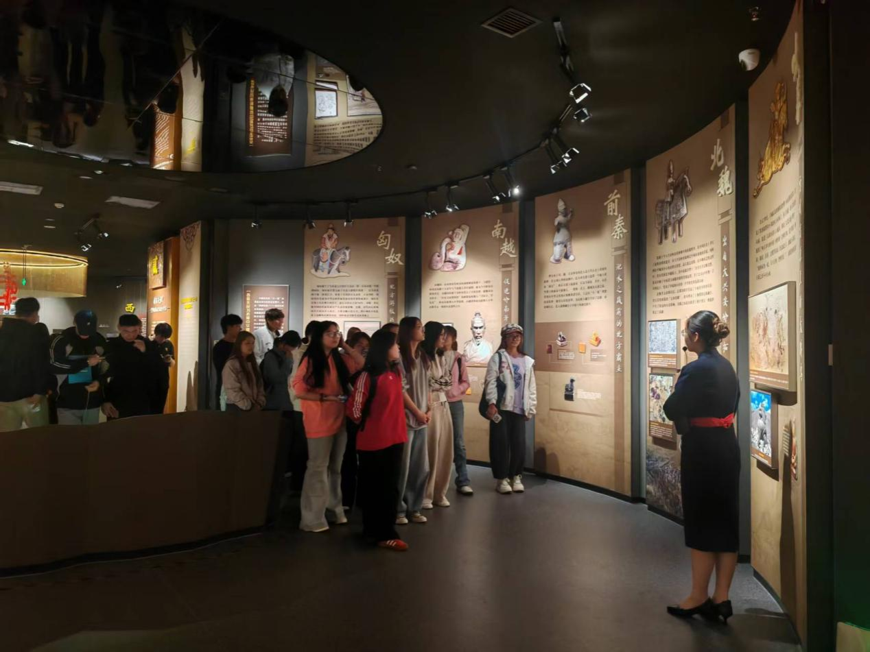 深耕地域文化 厚植民族情怀—2025级文管2班开展场馆实践教学活动