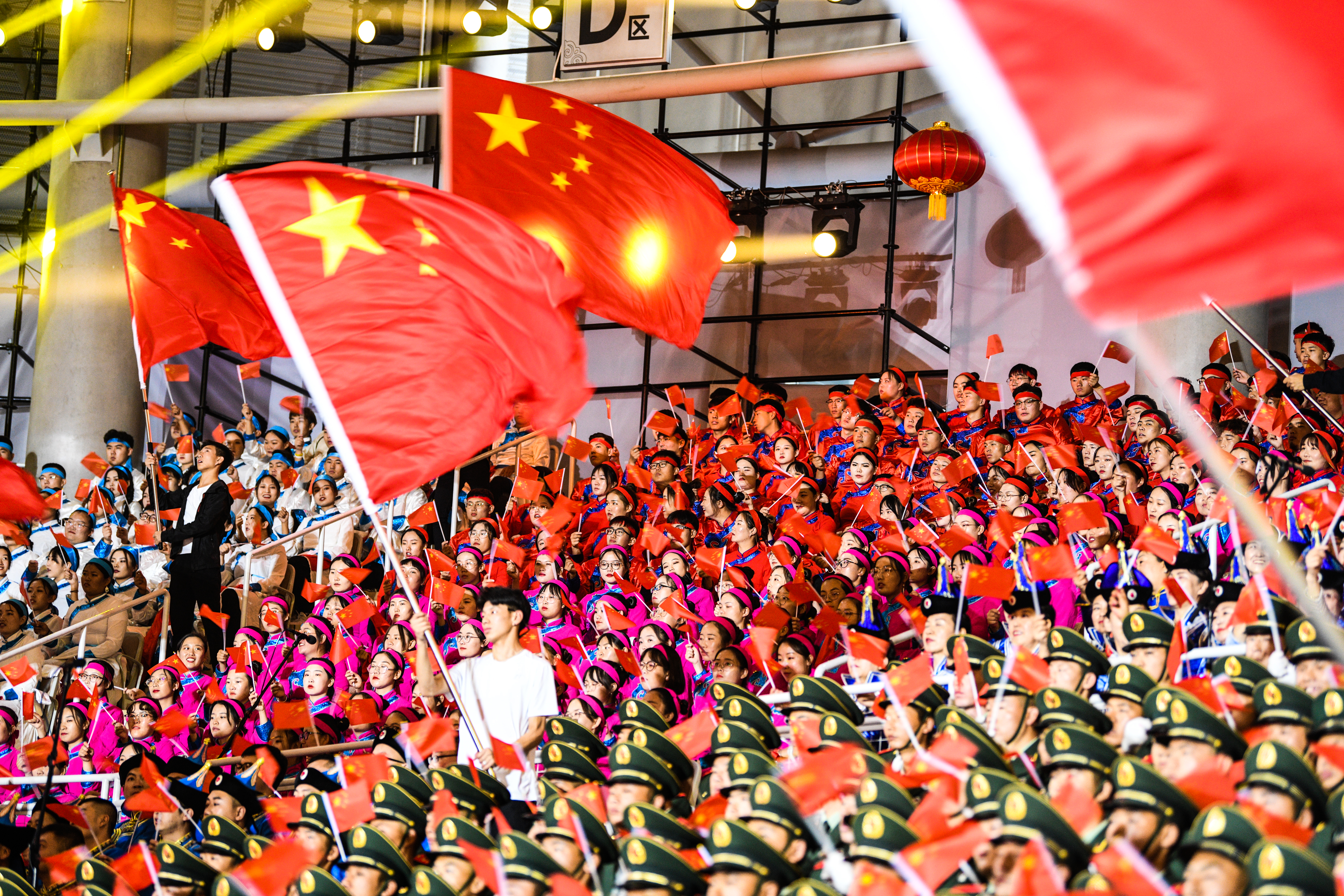 组织450名学生合团参加“礼赞新中国